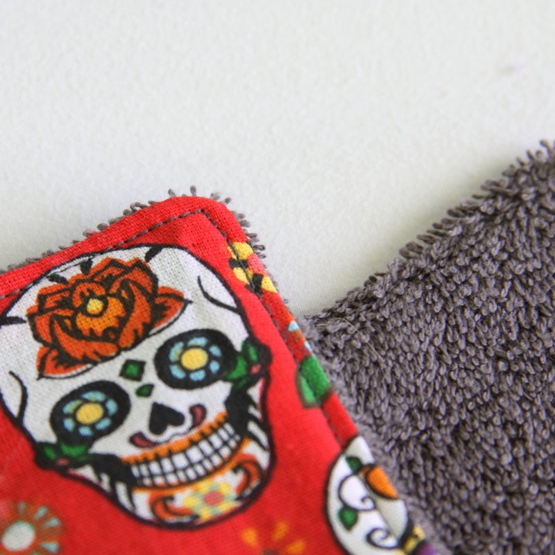 Lingette WC éponge grise et tissu imprimé calaveras rouge