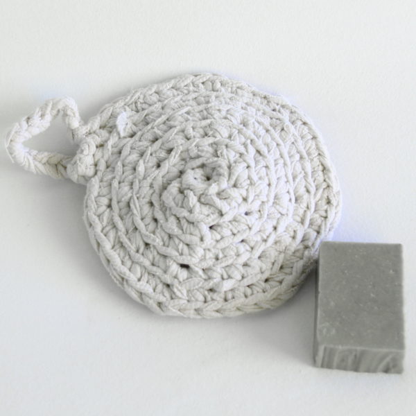 Éponge ronde au crochet, en traphilo upcycling blanche