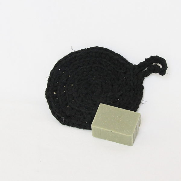 Éponge ronde au crochet, en traphilo recyclé coloris noir