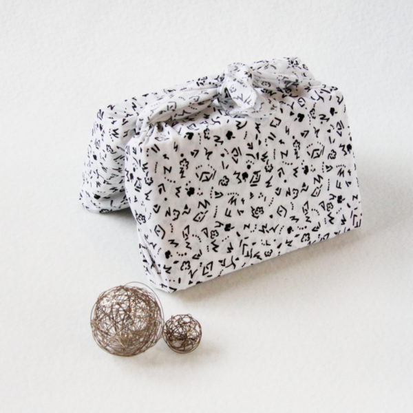Furoshiki emballage cadeau en tissu zéro déchet de couleur banc avec motifs aztèque noirs