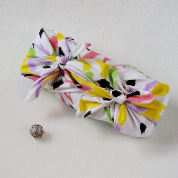 Furoshiki emballage cadeau en tissu zéro déchet de couleur banc avec motifs abstraits colorés en 60 x60 cm
