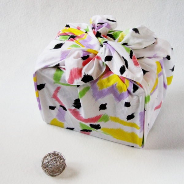 Furoshiki emballage cadeau en tissu zéro déchet de couleur banc avec motifs abstraits colorés