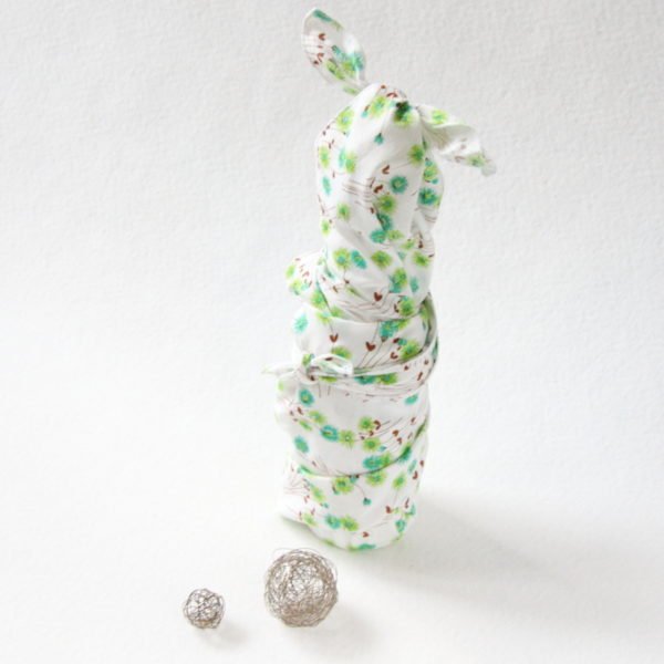 Furoshiki emballage cadeau en tissu zéro déchet de couleur blanc avec des motif feuillages verts