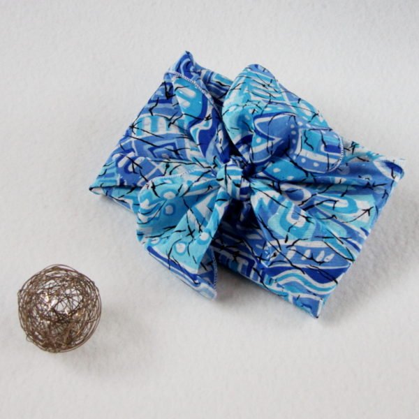 Furoshiki emballage cadeau en tissu zéro déchet de couleur bleu avec motifs géométrique blancs et noirs en 50 x 50 cm