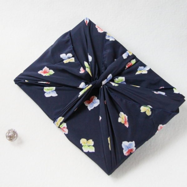 Furoshiki emballage cadeau en tissu zéro déchet de couleur bleu nuit avec motifs fleuri