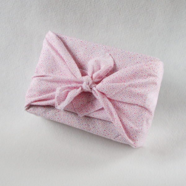Furoshiki emballage cadeau en tissu zéro déchet, réutilisable de couleur blanc avec points roses et violets