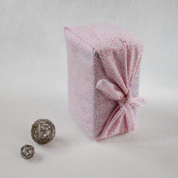 Furoshiki emballage cadeau en tissu zéro déchet de couleur blanc avec points roses et violets en 60 x 60 cm