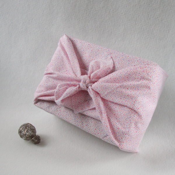 Furoshiki emballage cadeau en tissu zéro déchet de couleur blanc avec points roses et violets en 90 x 90 cm