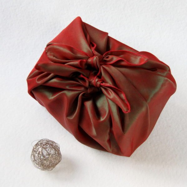 Furoshiki emballage cadeau en tissu zéro déchet de couleur rouge irisé