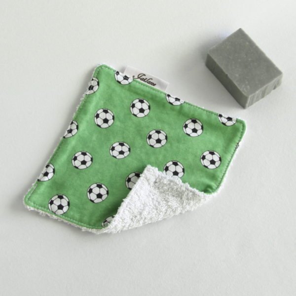 Maxi lingette zéro déchet lavable tissu vert gazon imprimé de ballons de foot et éponge blanche