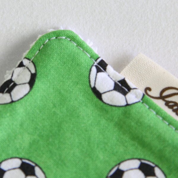 Maxi lingette zéro déchet réutilisable tissu vert gazon imprimé de ballons de foot et éponge blanche