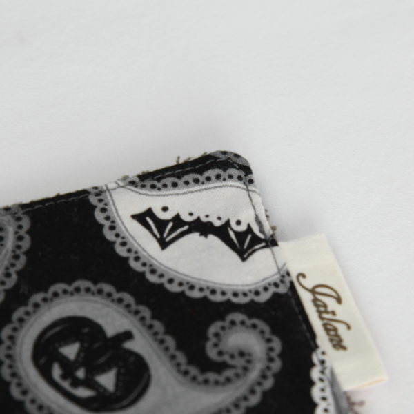 Maxi lingette zéro déchet réutilisable en tissu noir arabesque et éponge grise anthracite