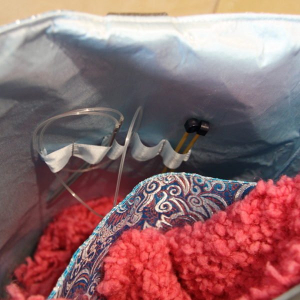 Tricotyne taille 2, sac à ouvrage pratique pour aiguilles courtes. Coloris gris et bleu avec coupon illustré Nidillus, intérieur en satin bleu ciel