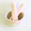 Panière ronde en traphilo upcycling, coloris rose et blanche, avec poignées