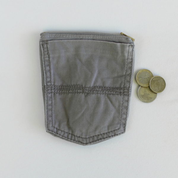porte monnaie upcycling en poches arrières de jeans, couleur gris