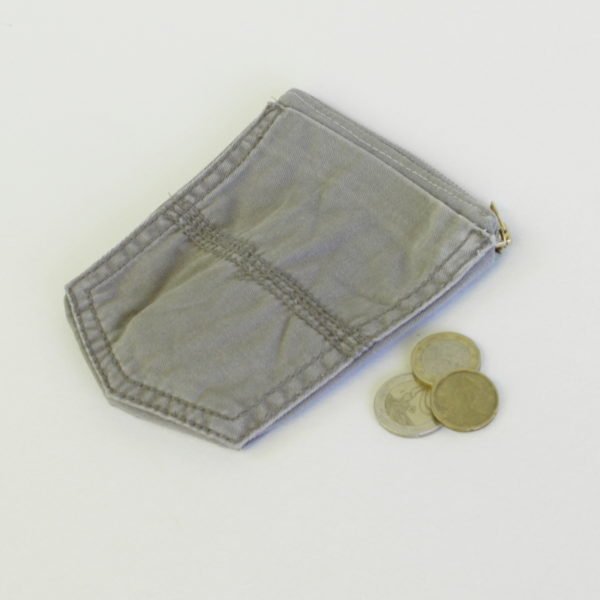 petite pochette upcycling en poches arrières de jeans, couleur gris