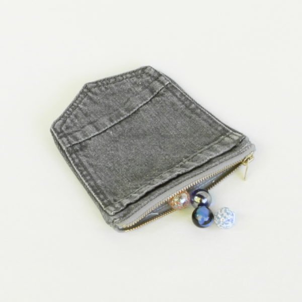 poche zippée en poches arrières de jeans recyclées, couleur jeans gris