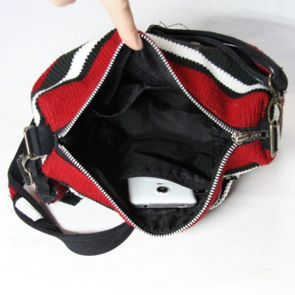 Sac à main en jeans noir et pull noir blanc et rouge, détail de l'intérieur du sac