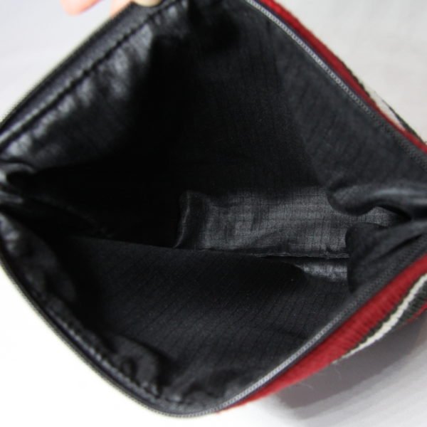 Trousse trapèze en jeans noir et pull noir blanc et rouge, détail de l'intérieur