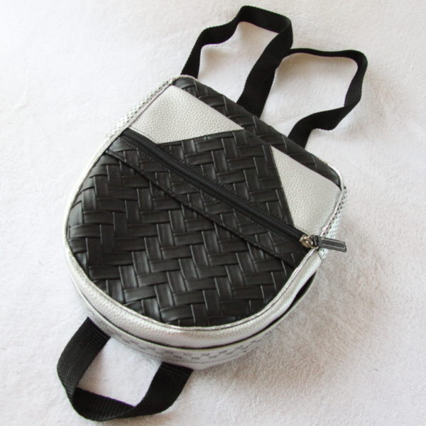 Petit sac à dos, sac à main forme borne en simili cuir noir et argenté, empiècement en V devant.