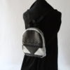 Petit sac à main à dos forme borne en simili cuir noir et argenté , porté au dos
