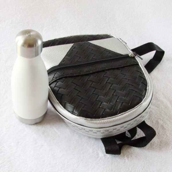 Petit sac à main à dos forme borne en simili cuir noir et argenté , détail de broderie sur le rabat