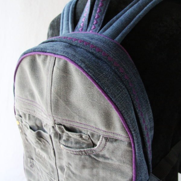 Sac à dos maternelle en jean, détail du passepoil violet