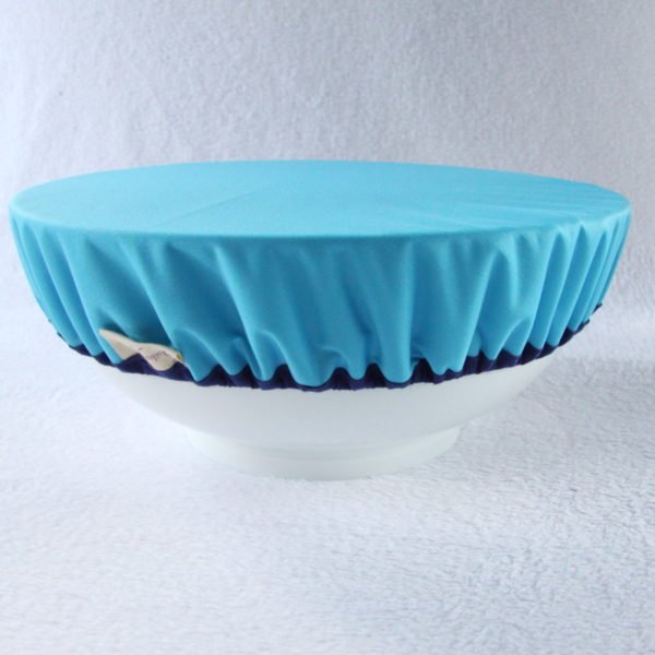 Couvre plat bleu clair avec biais bleu foncé, contact alimentaire