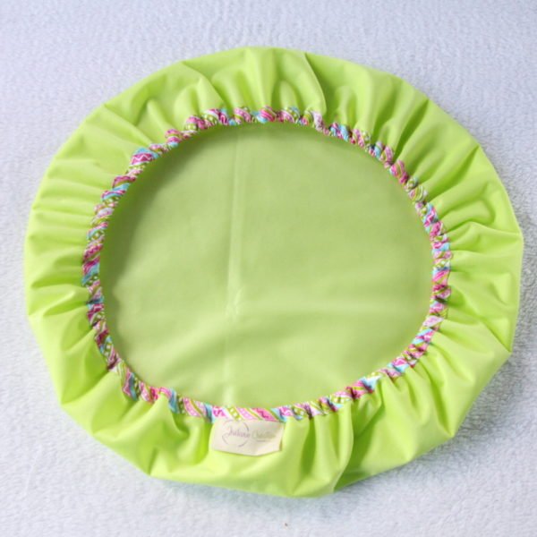 Charlotte couvre plat vert citron avec biais rose, vert et bleu, contact alimentaire