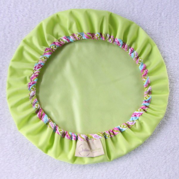 Charlotte couvre saladier vert avec biais rose, vert et bleu, contact alimentaire
