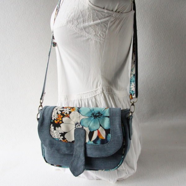 Sac à main bandoulière zéro déchet, en jeans recyclé et robe à motifs de fleurs bleues, blanches et noires