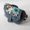 Sac à main bandoulière en jeans recyclé et robe à motifs de fleurs bleues, blanches et noires