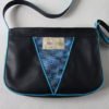 Sac à main Vitamyne, bandoulière forme besace, en simili cuir bleu marine et recyclage d'un pull bleu chiné.
