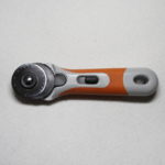 Cutter circulaire avec lame de 45 mm de diamètre, coupe facilité de plusieurs épaisseurs
