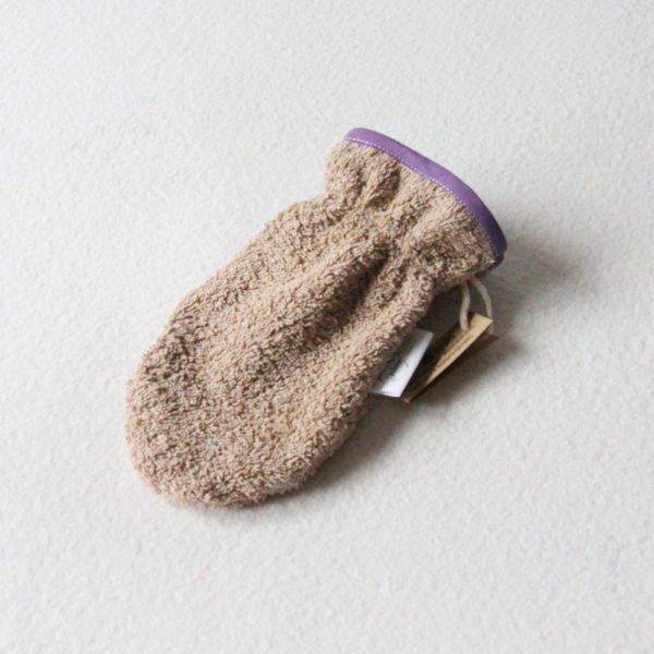 Débarbouillette ou gant de toilette enfant élastiqué 6 à 10 ans de couleur beige avec un biais violet