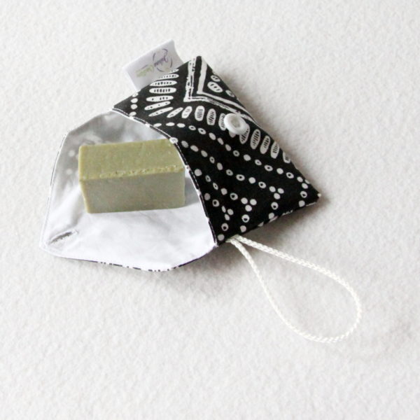 Pochette imperméable à savon ou shampoing solide zéro déchet en tissu enduit noir et blanc avec bouton blanc