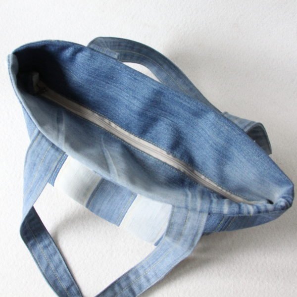 Sac à main en jeans recyclé façon patchwork en bandes verticales., grande poche principale zippée