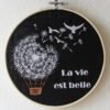 Cadre décoratif brodé motif pissenlit en graine et message "La vie est belle"