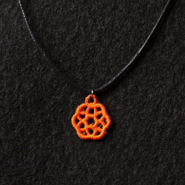 Collier pendentif Chakra Orange. Bijou brodé dentelle monté sur un cordon de coton ciré.