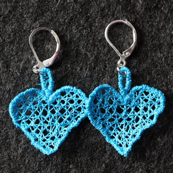 Boucles d'oreilles en dentelle brodées en forme de cœur de couleur bleu