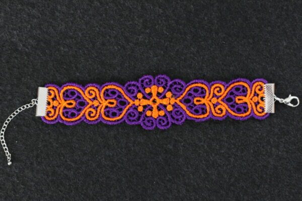 Bracelet en dentelle brodée violet et orange