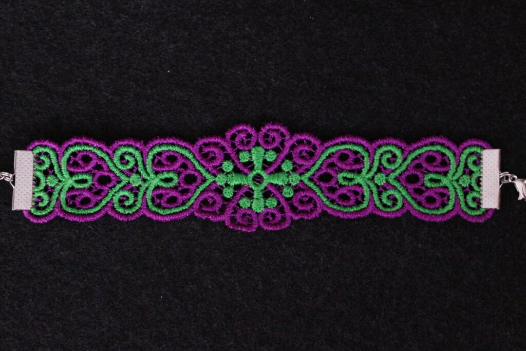 Bracelet en dentelle brodée violet et vert