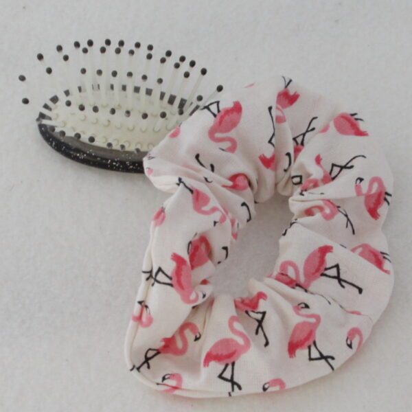 Chouchou blanc motifs flamants roses. Création 100 % zéro déchet réalisé avec des chutes de tissus