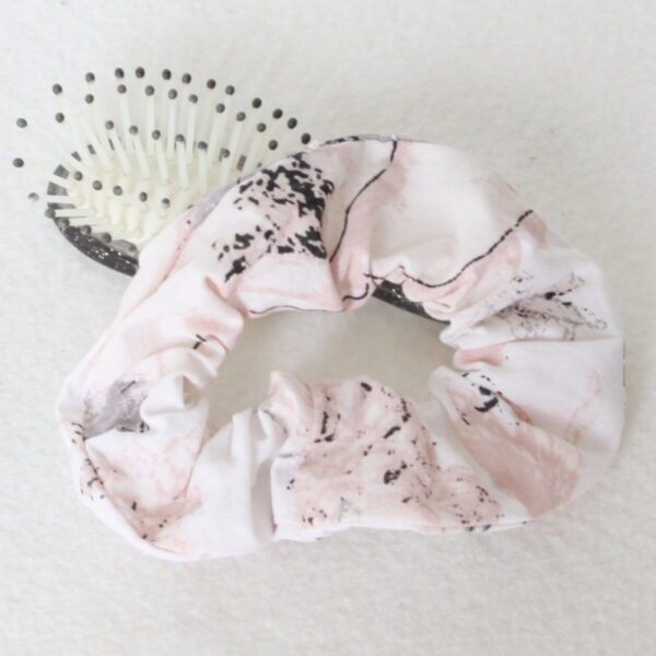 Chouchou blanc motifs roses pastels. Création 100 % zéro déchet réalisé avec des chutes de tissus