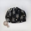 Pochon cadeau en tissu noir avec des étoiles blanches et dorées